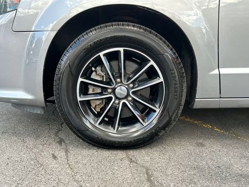 Used 2018 Dodge Grand Caravan SE image 25