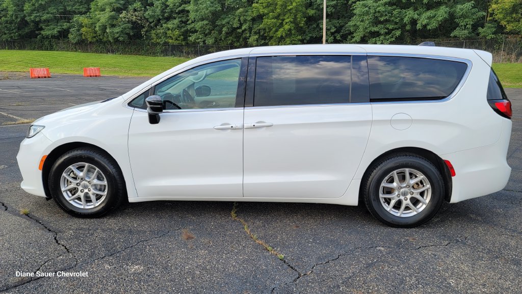 Used 2024 Chrysler Pacifica Touring-L FWD image 7