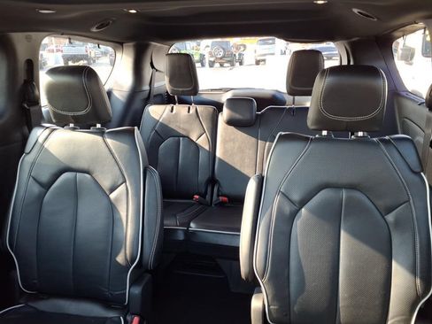 Certified 2025 Chrysler Pacifica Limited FWD image 14