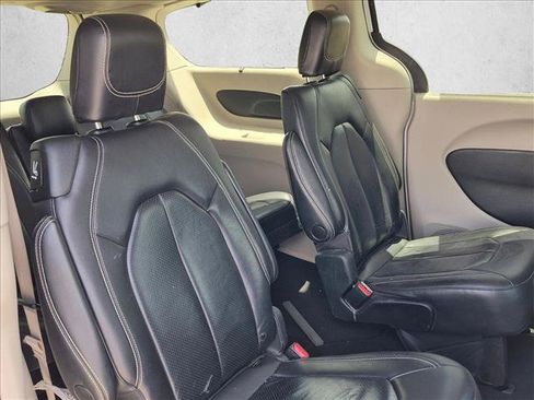 Used 2022 Chrysler Pacifica Touring-L FWD image 14