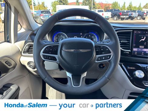 Used 2024 Chrysler Pacifica Touring-L FWD image 15