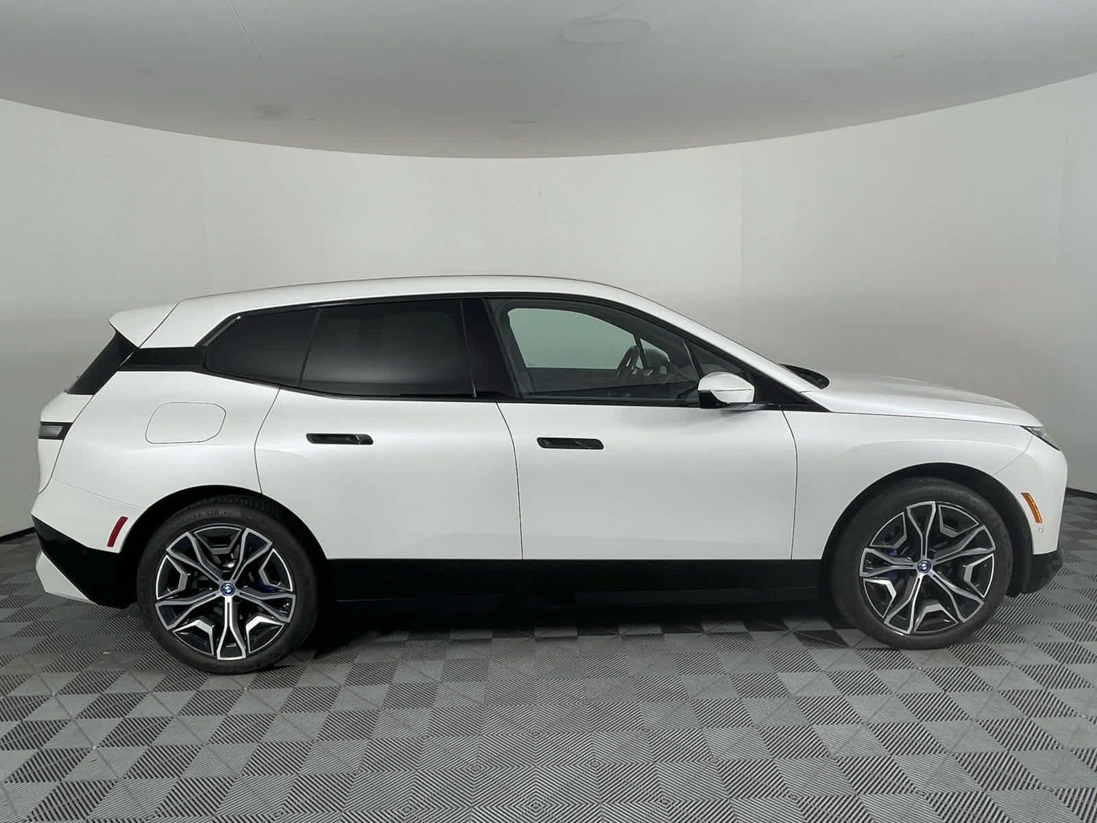 Used 2024 BMW iX xDrive50 w/ Premium Package AWD/4WD image 2