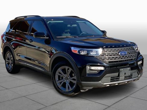 Used 2022 Ford Explorer XLT w/ Equipment Group 202A image 2