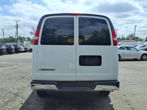 Used 2025 Chevrolet Express 3500 LT w/ LT Preferred Equipment Group RWD image 6