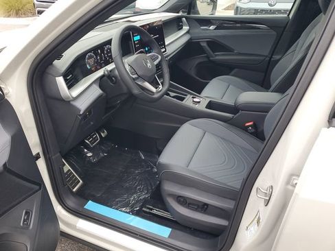 New 2026 Volkswagen Tiguan SE R-Line FWD image 17