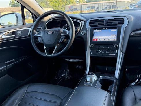 Used 2017 Ford Fusion SE w/ Equipment Group 602A FWD image 18