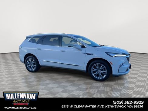Used 2023 Buick Enclave Essence image 1