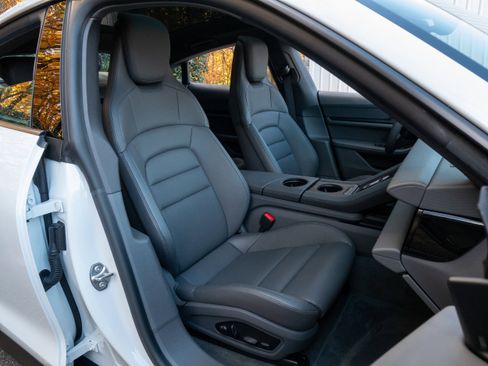 Used 2022 Porsche Taycan image 32