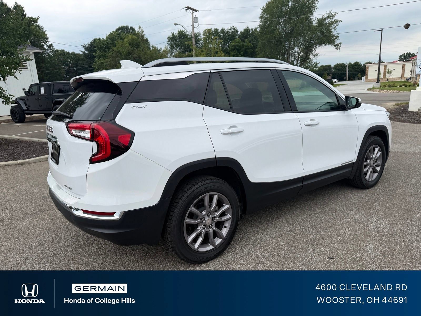 Used 2024 GMC Terrain SLT AWD/4WD image 2