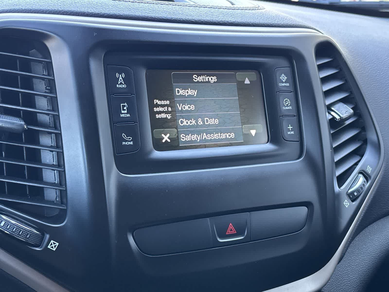 Certified 2018 Jeep Cherokee Latitude w/ Altitude Package AWD/4WD image 23