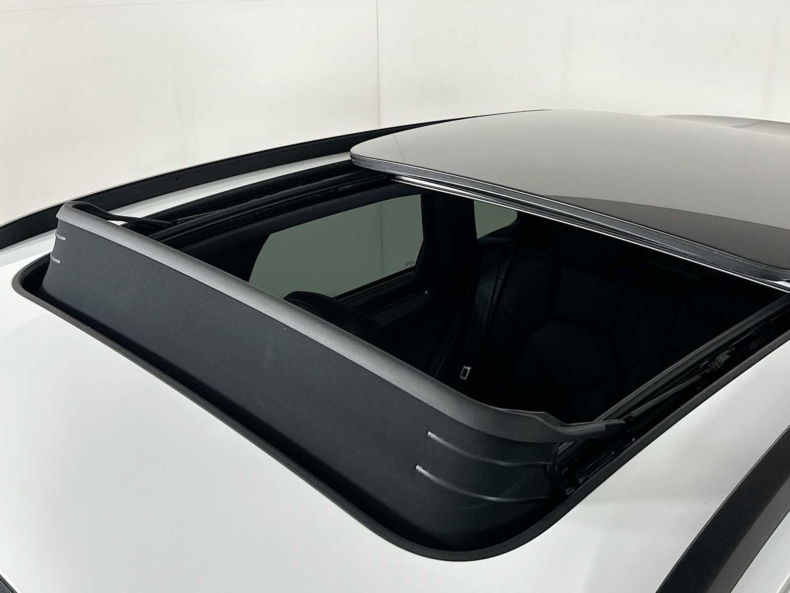 Certified 2026 Porsche Macan AWD/4WD image 22
