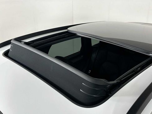 Certified 2026 Porsche Macan AWD/4WD image 22