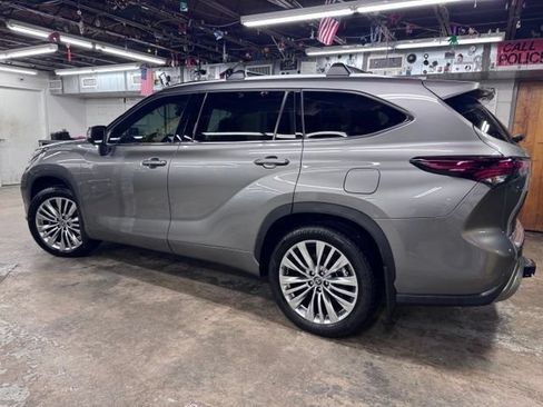 Certified 2025 Toyota Highlander Platinum AWD/4WD image 45