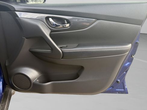 Used 2020 Nissan Rogue SV image 30