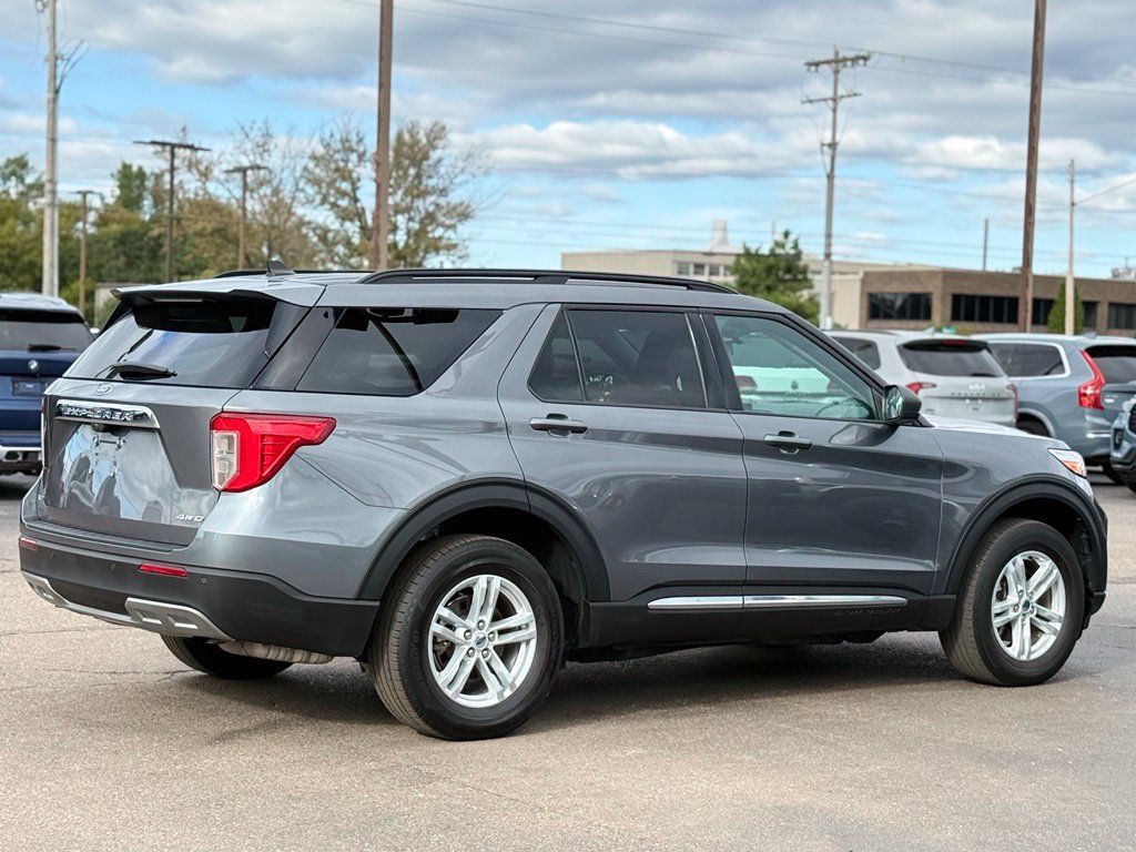 Used 2024 Ford Explorer XLT w/ Equipment Group 202A AWD/4WD image 31