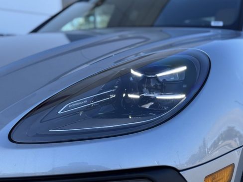 Certified 2025 Porsche Macan image 7