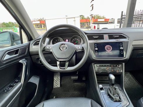 Used 2021 Volkswagen Tiguan SE w/ Panoramic Sunroof Package image 41