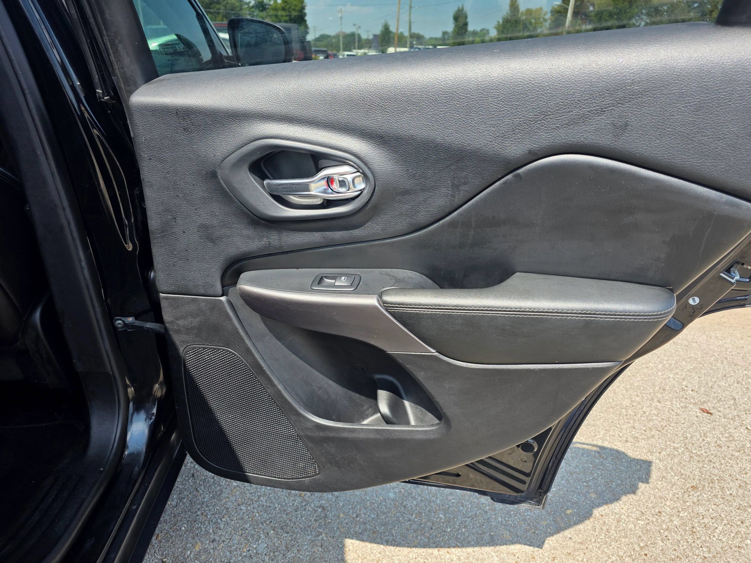 Used 2019 Jeep Cherokee Limited AWD/4WD image 8