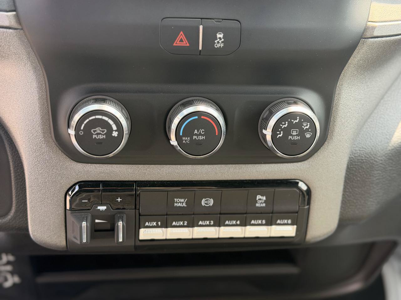 Used 2024 RAM 3500 Tradesman w/ Chrome Appearance Group AWD/4WD image 27