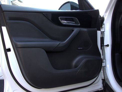 Used 2018 Jaguar F-PACE Premium image 11