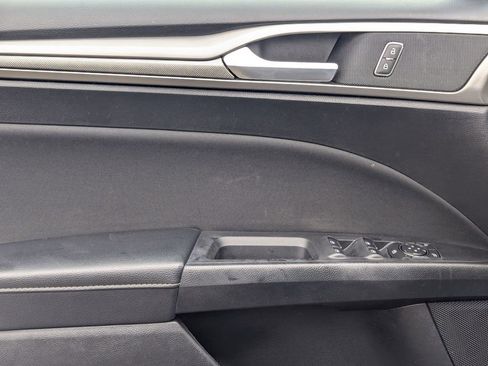 Used 2018 Ford Fusion SE w/ Fusion SE Technology Package image 12