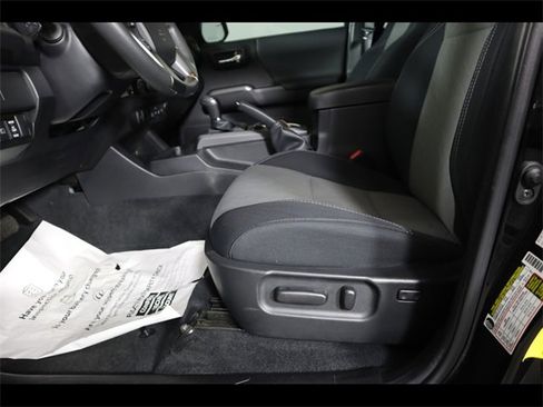 Used 2022 Toyota Tacoma TRD Sport image 15