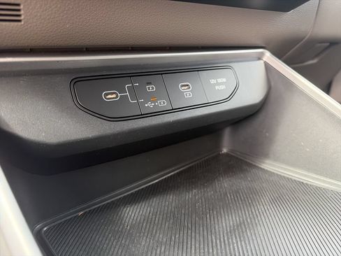 Used 2025 Kia Carnival FWD image 25
