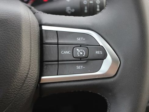 Used 2025 Jeep Compass Latitude w/ Convenience Group AWD/4WD image 15