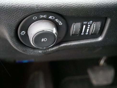 Used 2025 Chrysler Pacifica Limited FWD image 19