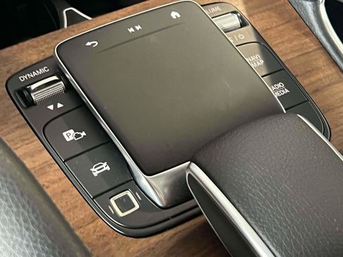 Used 2025 Mercedes-Benz GLE 450e 4MATIC image 27