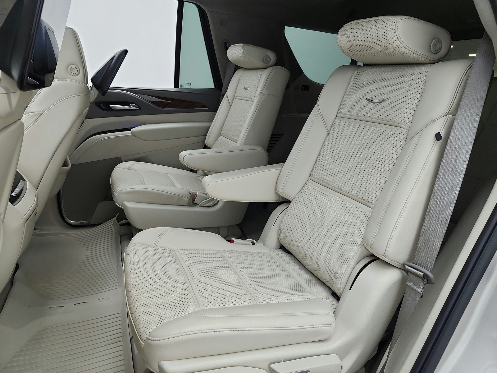 Used 2024 Cadillac Escalade Sport Platinum w/ LPO, ONYX Package AWD/4WD image 16