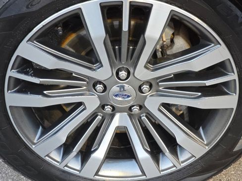 Used 2018 Ford Explorer Platinum image 18