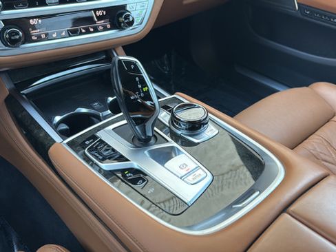 Used 2021 BMW 750i xDrive w/ Luxury Rear Seating Package AWD/4WD image 21