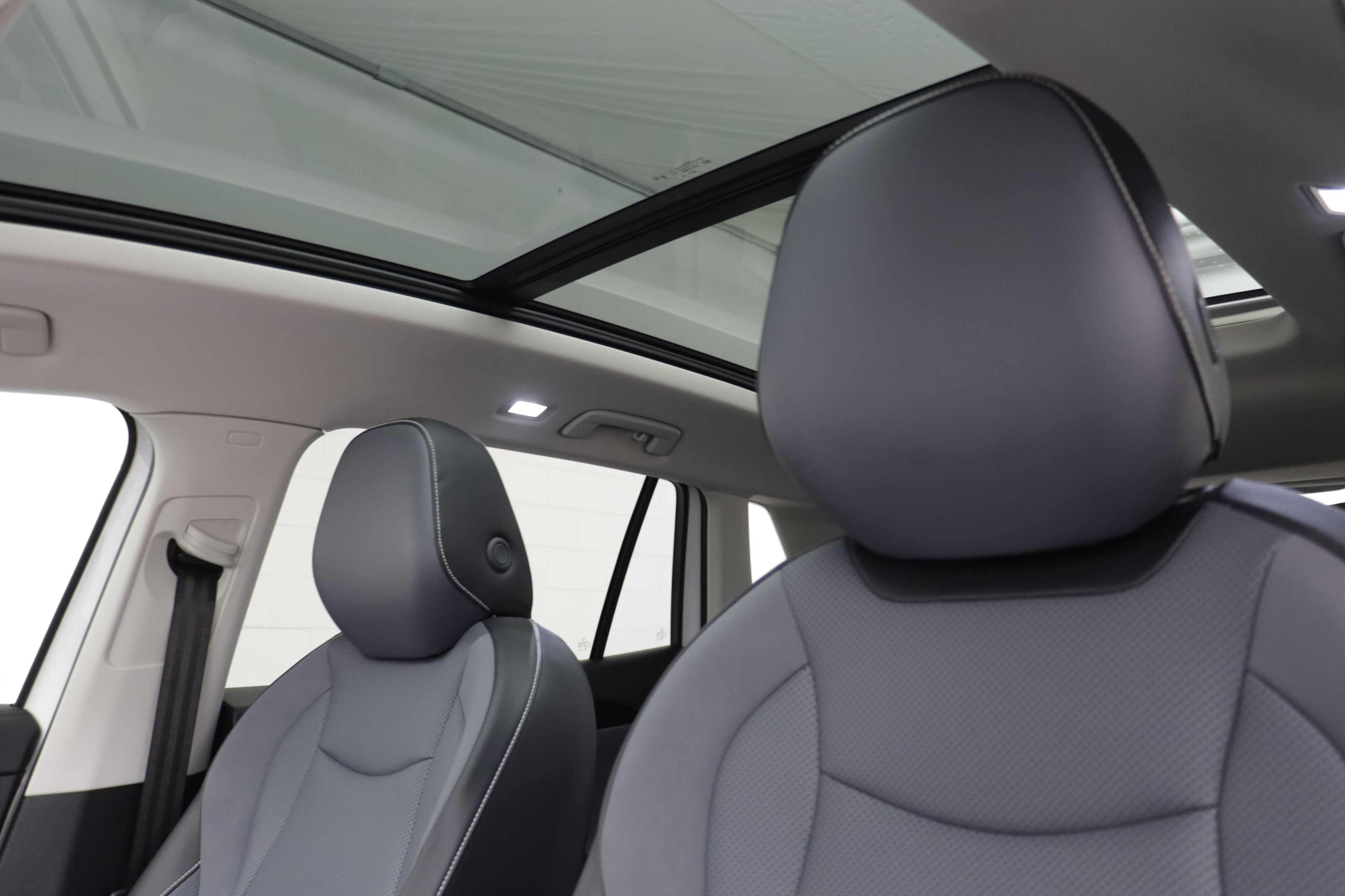 Used 2026 Volkswagen Tiguan SE w/ Panoramic Sunroof Package AWD/4WD image 12