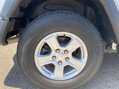 Used 2018 Jeep Wrangler Unlimited Sport S AWD/4WD image 14