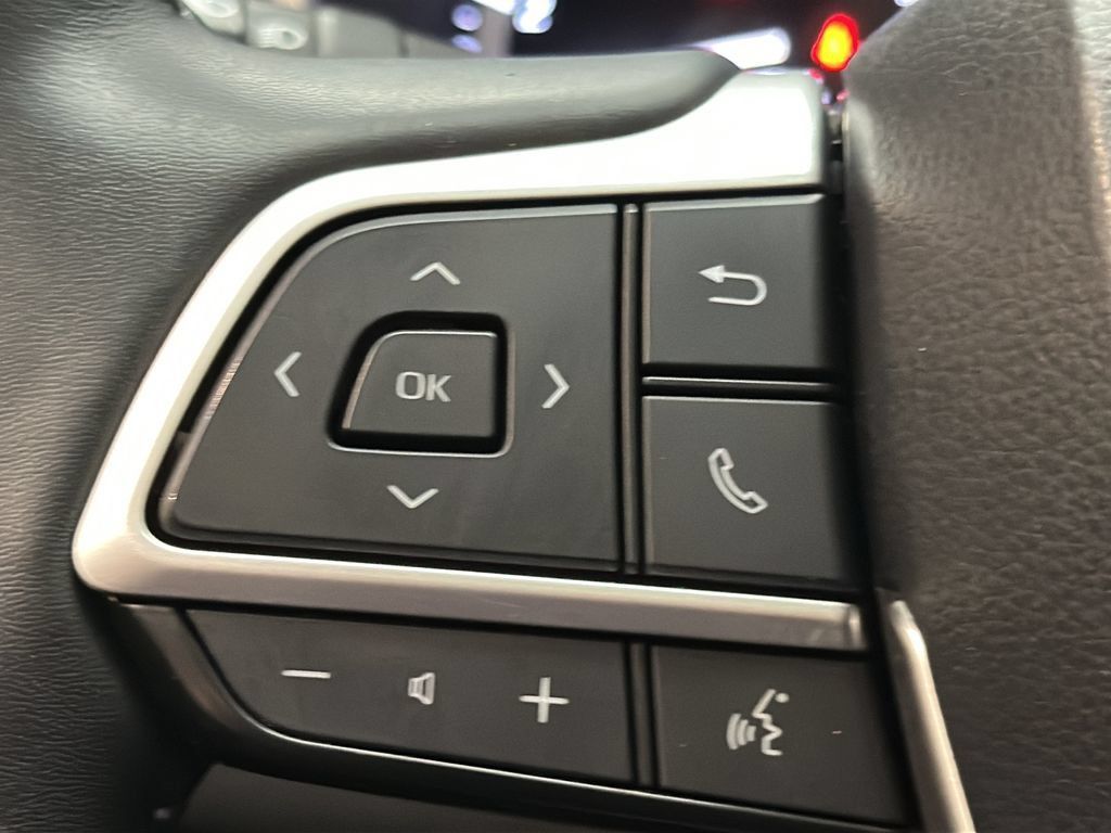 Used 2022 Toyota Highlander XLE AWD/4WD image 28