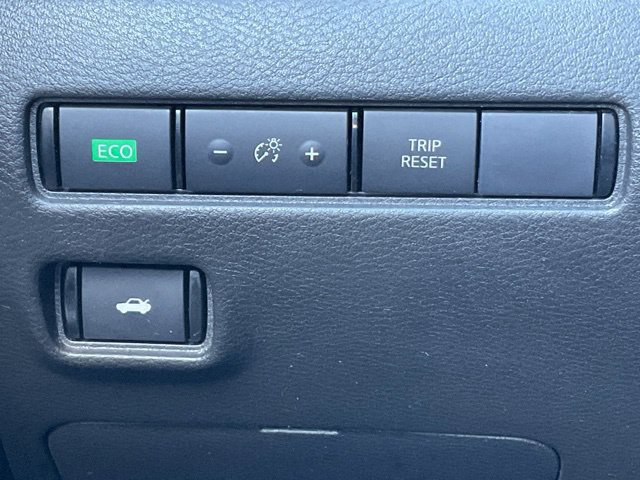 Used 2025 Nissan Sentra SR w/ SR Premium Package FWD image 33