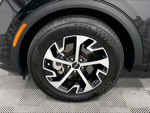 Used 2025 Kia Sportage EX FWD image 9