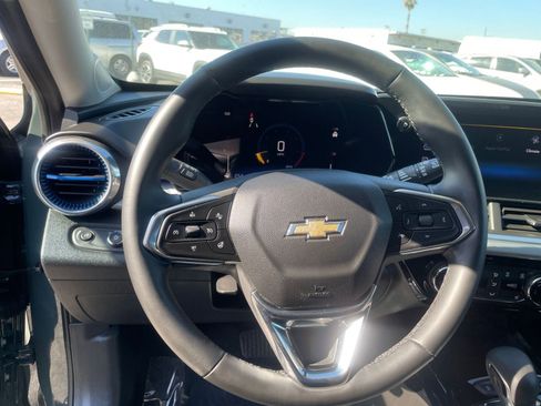 Used 2025 Chevrolet Trax LT w/ LT Convenience Package FWD image 29
