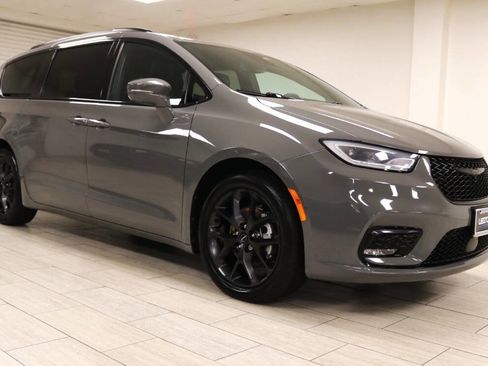 Used 2022 Chrysler Pacifica Touring-L w/ S Appearance Package FWD image 4
