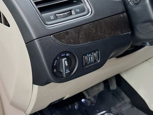 Used 2016 Chrysler Town & Country Touring w/ Driver Convenience Group image 11