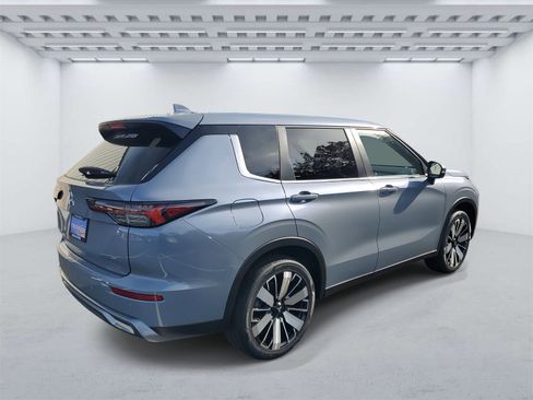 New 2025 Mitsubishi Outlander SE image 4