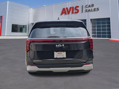 Used 2025 Kia Carnival image 7