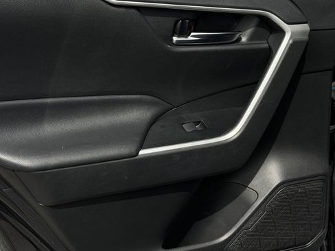 Used 2020 Toyota RAV4 XLE Premium FWD image 9
