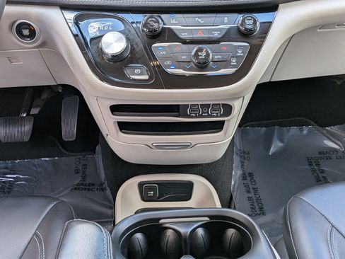 Used 2024 Chrysler Pacifica Limited FWD image 21