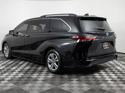 Used 2022 Toyota Sienna XSE w/ XSE Plus Package image 4