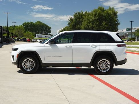 Used 2025 Jeep Grand Cherokee Laredo X AWD/4WD image 2