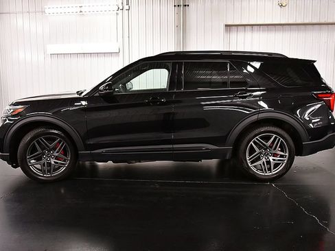 Used 2025 Ford Explorer ST-Line w/ ST-Line Street Pack AWD/4WD image 4