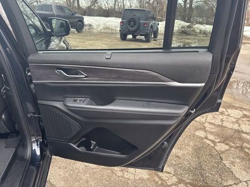 Used 2023 Jeep Grand Cherokee L Limited w/ Luxury Tech Group II image 15