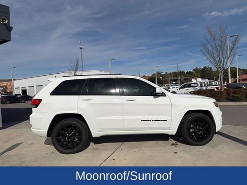 Used 2018 Jeep Grand Cherokee Altitude image 2